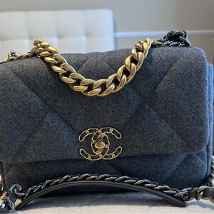 Chanel 19 medium. Full set. Excellent condition. Used only twice. Wool material.